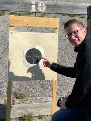 Greger Hillman vid skjutbanan